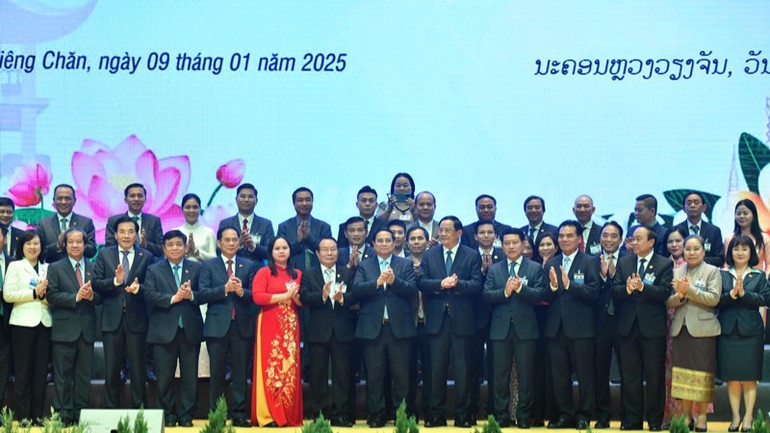 Thủ tướng Phạm Minh Chính và Thủ tướng Sonexay Siphandone chúc mừng các doanh nghiệp hai nước trao thỏa thuận hợp tác. (Ảnh: THANH GIANG)