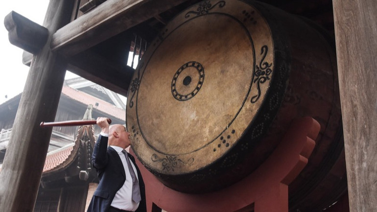 Thủ tướng New Zealand Christopher Luxon đánh trống sấm tại Văn Miếu-Quốc Tử Giám. (Ảnh: TRẦN HẢI)