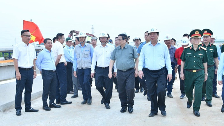 Thủ tướng Phạm Minh Chính đi thị sát công trường đoạn cao tốc nối Quốc lộ 51 với Cảng hàng không quốc tế Long Thành.