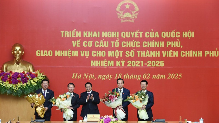 Thủ tướng Phạm Minh Chính tặng hoa chúc mừng 4 Bộ trưởng mới được bổ nhiệm. (Ảnh: TRẦN HẢI)