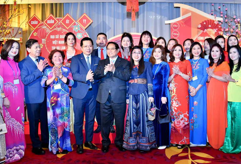 Thủ tướng Phạm Minh Chính và Phu nhân với bà con kiều bào tại Chương trình (Ảnh THANH GIANG).