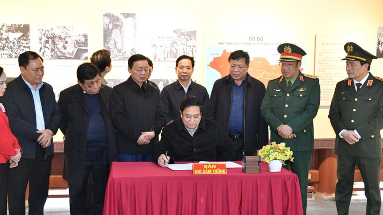 Thủ tướng Phạm Minh Chính ghi lưu bút tại Nhà tưởng niệm Chủ tịch Hồ Chí Minh. (Ảnh: THANH GIANG)