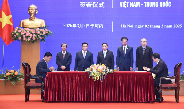 Thủ tướng Phạm Minh Chính chứng kiến lễ ký kết thoả thuận hợp tác giữa Đại học Quốc gia Hà Nội với Đại học Thanh Hoa (Trung Quốc). (Ảnh: TRẦN HẢI)