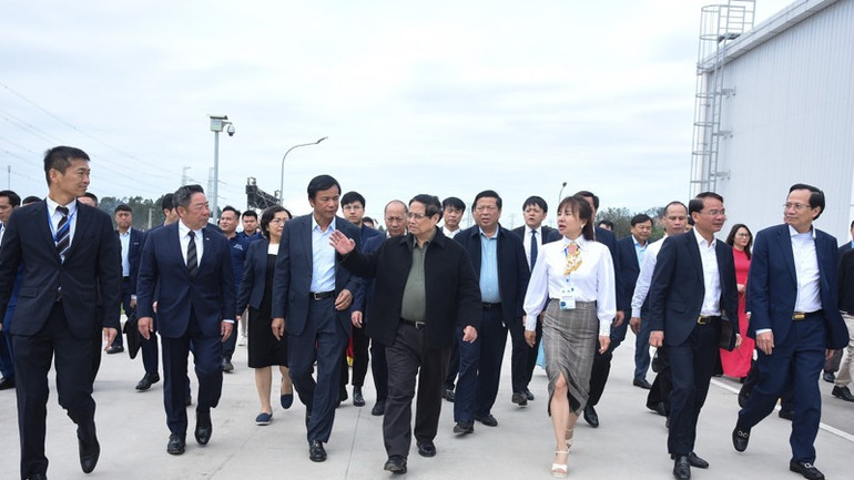 Thủ tướng Phạm Minh Chính tới thăm Nhà máy chế biến thịt bò Tam Đảo. (Ảnh: TRẦN HẢI)