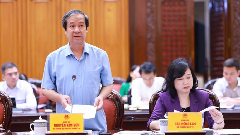 Bộ trưởng Giáo dục và Đào tạo Nguyễn Kim Sơn phát biểu ý kiến tại cuộc họp. (Ảnh: TRẦN HẢI)