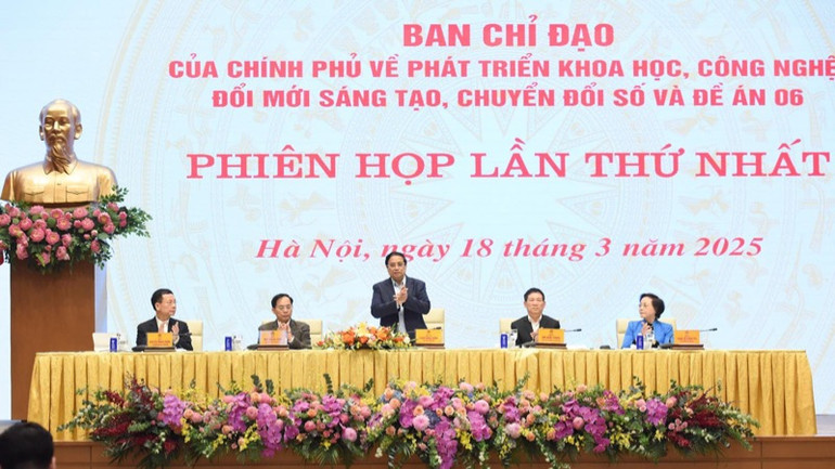 Thủ tướng Phạm Minh Chính và các đồng chí lãnh đạo đồng chủ trì hội nghị. (Ảnh: TRẦN HẢI)