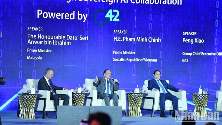 Thủ tướng Malaysia Anwar Ibrahim trao đổi tại Phiên thảo luận. (Ảnh THANH GIANG) Thủ tướng Malaysia Anwar Ibrahim trao đổi tại Phiên thảo luận. (Ảnh THANH GIANG)