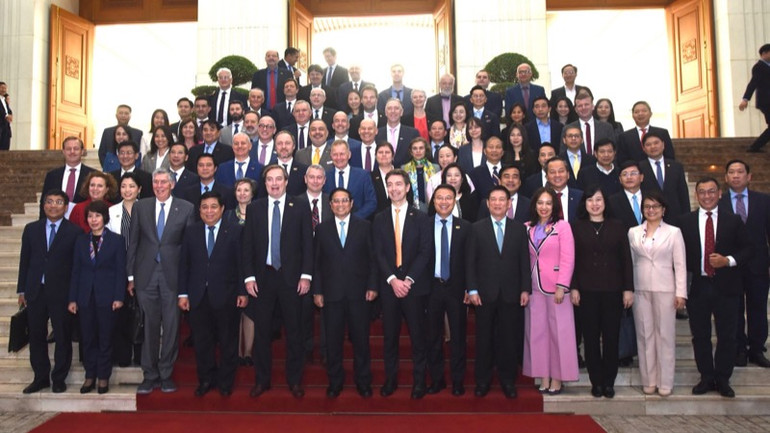 Thủ tướng Phạm Minh Chính với các quan chức EU, các doanh nghiệp châu Âu tham dự Toạ đàm. (Ảnh: TRẦN HẢI)