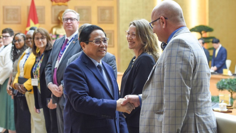 Thủ tướng Phạm Minh Chính bắt tay lãnh đạo các trường đại học của Hoa Kỳ. (Ảnh: TRẦN HẢI)