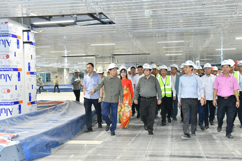 Thủ tướng Phạm Minh Chính đi kiểm tra khu vực băng chuyền nhận hành lý của Nhà ga hành khách T3 Cảng hàng không quốc tế Tân Sơn Nhất. (Ảnh: THANH GIANG) Thủ tướng Phạm Minh Chính đi kiểm tra khu vực băng chuyền nhận hành lý của Nhà ga hành khách T3 Cảng hàng không quốc tế Tân Sơn Nhất. (Ảnh: THANH GIANG)