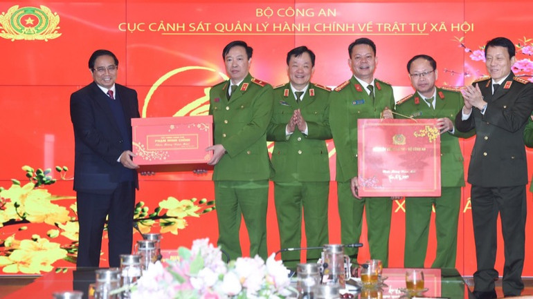 Thủ tướng Phạm Minh Chính tặng quà động viên Cục Cảnh sát quản lý hành chính về trật tự xã hội. (Ảnh: TRẦN HẢI)