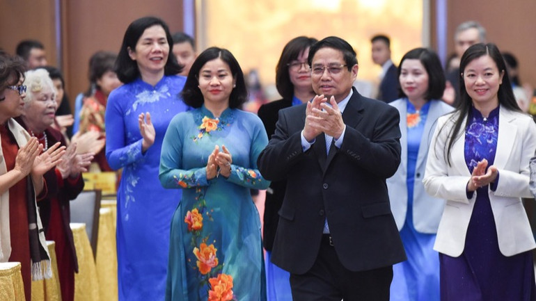 Thủ tướng Phạm Minh Chính tới dự và chủ trì cuộc gặp mặt và lễ kỷ niệm. (Ảnh: TRẦN HẢI)