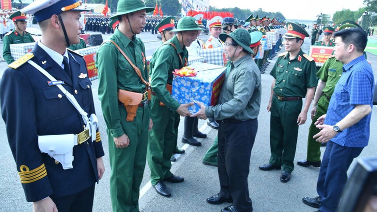 Thủ tướng Phạm Minh Chính tặng quà động viên các lực lượng Quân đội, dân quân tự vệ tham gia diễu binh, diễu hành. (Ảnh: THANH GIANG)
