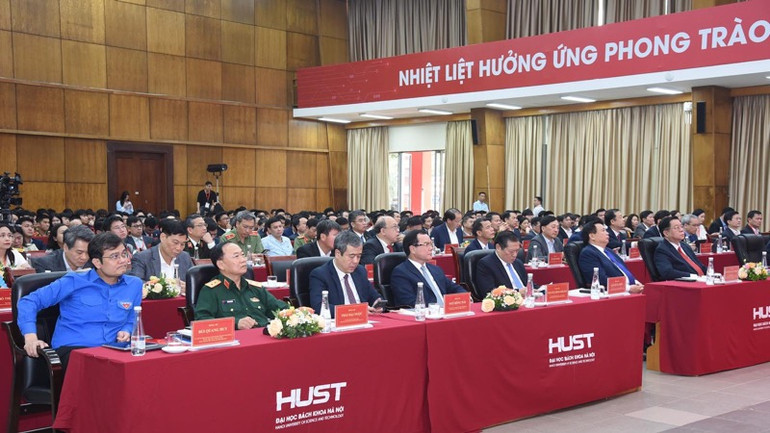 Các đại biểu tham dự buổi lễ (Ảnh: TRẦN HẢI).