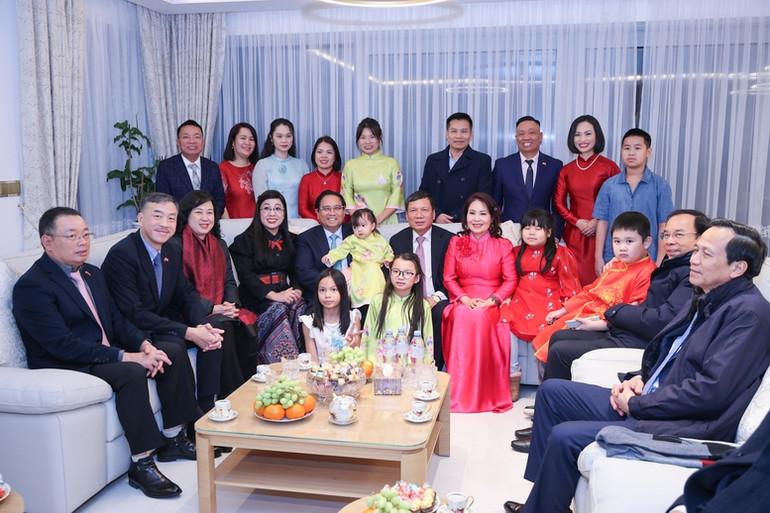 Thủ tướng Phạm Minh Chính và Phu nhân cùng các đồng chí lãnh đạo với gia đình ông Hoàng Đình Thắng. Ảnh: Nhật Bắc/VGP Thủ tướng Phạm Minh Chính và Phu nhân cùng các đồng chí lãnh đạo với gia đình ông Hoàng Đình Thắng. Ảnh: Nhật Bắc/VGP