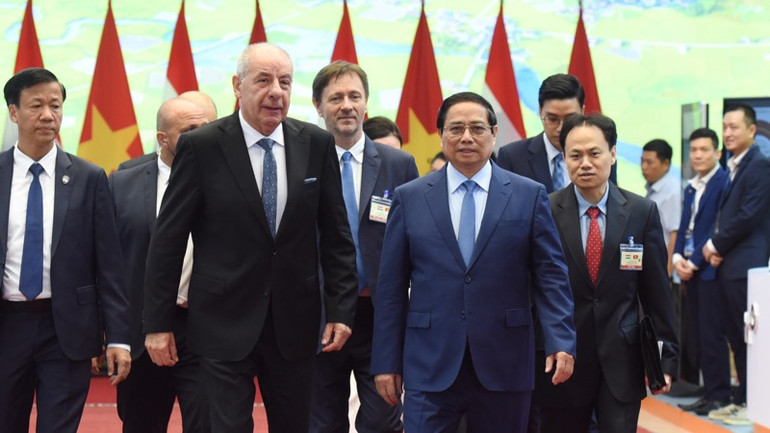 Thủ tướng Phạm Minh Chính tiễn Tổng thống Hungary Sulyok Tamas. (Ảnh:TRẦN HẢI) Thủ tướng Phạm Minh Chính tiễn Tổng thống Hungary Sulyok Tamas. (Ảnh:TRẦN HẢI)