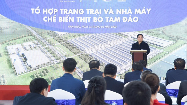 Thủ tướng Phạm Minh Chính nói chuyện với cán bộ, công nhân viên nhà máy. (Ảnh: TRẦN HẢI)