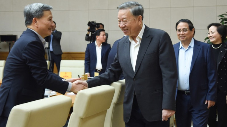 Tổng Bí thư Tô Lâm bắt tay các thành viên Tiểu ban Kinh tế-Xã hội. (Ảnh: TRẦN HẢI)