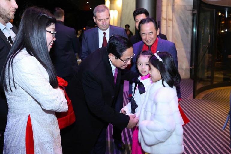 Các cháu thiếu nhi Việt Nam chào đón Thủ tướng Phạm Minh Chính và Phu nhân (Ảnh: NHẬT BẮC/VGP).