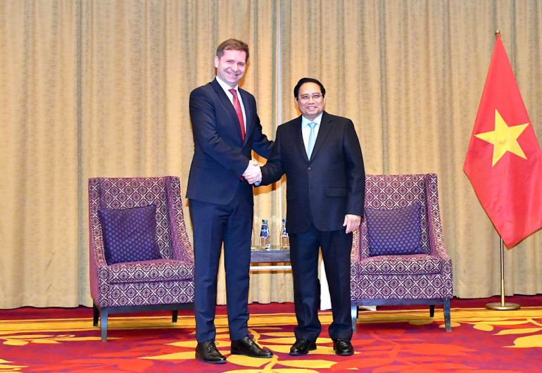 Thủ tướng Phạm Minh Chính và ông Michal Fijol - Quyền Chủ tịch Hội đồng quản trị tập đoàn hàng không LOT. (Ảnh: THANH GIANG)