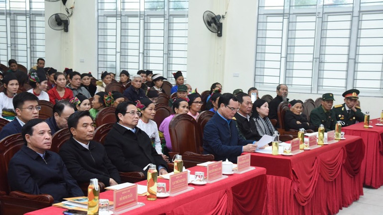 Thủ tướng Phạm Minh Chính, các đồng chí lãnh đạo, đại biểu và bà con nhân dân tham dự chương trình. (Ảnh: TRẦN HẢI) Thủ tướng Phạm Minh Chính, các đồng chí lãnh đạo, đại biểu và bà con nhân dân tham dự chương trình. (Ảnh: TRẦN HẢI)