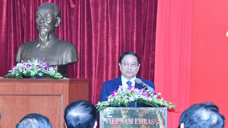 Thủ tướng Phạm Minh Chính ân cần nói chuyện với bà con cộng đồng người Việt Nam tại Malaysia. (Ảnh: THANH GIANG) Thủ tướng Phạm Minh Chính ân cần nói chuyện với bà con cộng đồng người Việt Nam tại Malaysia. (Ảnh: THANH GIANG)