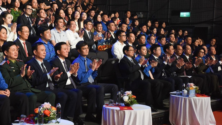 Thủ tướng Phạm Minh Chính, các đồng chí lãnh đạo và đại biểu tham dự sự kiện (Ảnh: TRẦN HẢI).