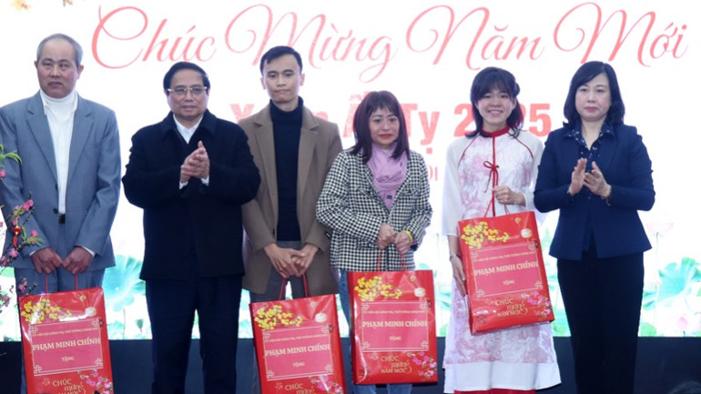 Thủ tướng Phạm Minh Chính tặng quà chúc Tết các bệnh nhân được ghép phổi thành công. (Ảnh: TRẦN HẢI)