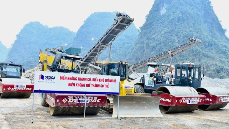 Các loại máy móc thi công của Tập đoàn Đèo Cả đang được huy động lên công trường xây dựng tuyến cao tốc Đồng Đăng-Trà Lĩnh. (Ảnh: THANH GIANG) Các loại máy móc thi công của Tập đoàn Đèo Cả đang được huy động lên công trường xây dựng tuyến cao tốc Đồng Đăng-Trà Lĩnh. (Ảnh: THANH GIANG)
