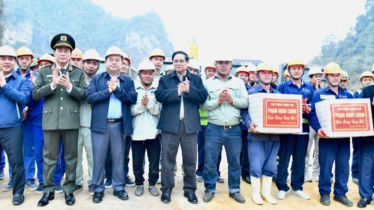 Thủ tướng Phạm Minh Chính tặng quà động viên đội ngũ kỹ sư, công nhân trên công trường. (Ảnh: THANH GIANG) Thủ tướng Phạm Minh Chính tặng quà động viên đội ngũ kỹ sư, công nhân trên công trường. (Ảnh: THANH GIANG)