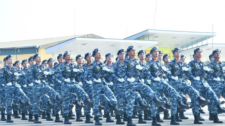 Các lực lượng diễu binh qua Lễ đài. (Ảnh: THANH GIANG)