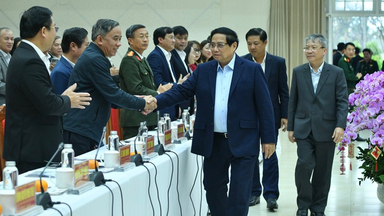 Thủ tướng Phạm Minh Chính với lãnh đạo các sở, ngành tỉnh Quảng Nam. (Ảnh: THANH GIANG)