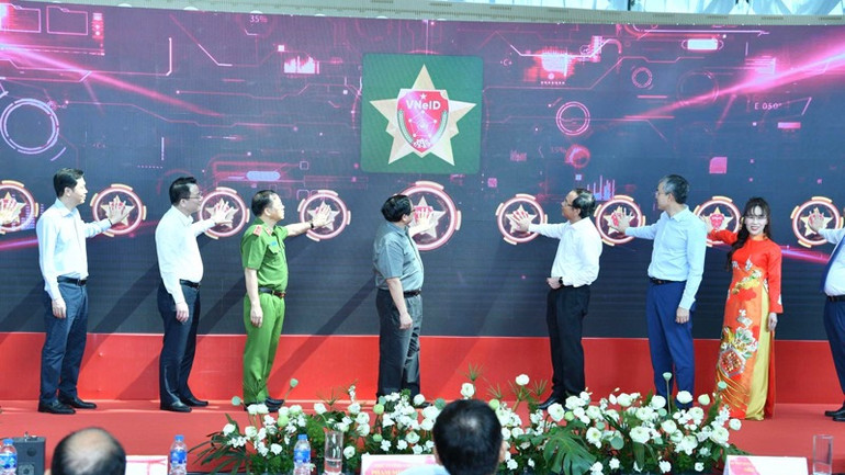 Thủ tướng Phạm Minh Chính và các đồng chí thực hiện nghi thức khởi động công bố triển khai thí điểm giải pháp ứng dụng định danh, xác thực điện tử và nhận diện sinh trắc học phục vụ thủ tục lên tàu bay. (Ảnh: THANH GIANG)