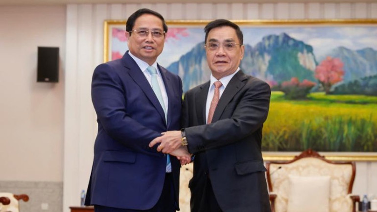 Thủ tướng Phạm Minh Chính và nguyên Thủ tướng Chính phủ Lào Thongsing Thammavong. (Ảnh: NHẬT BẮC/VGP)