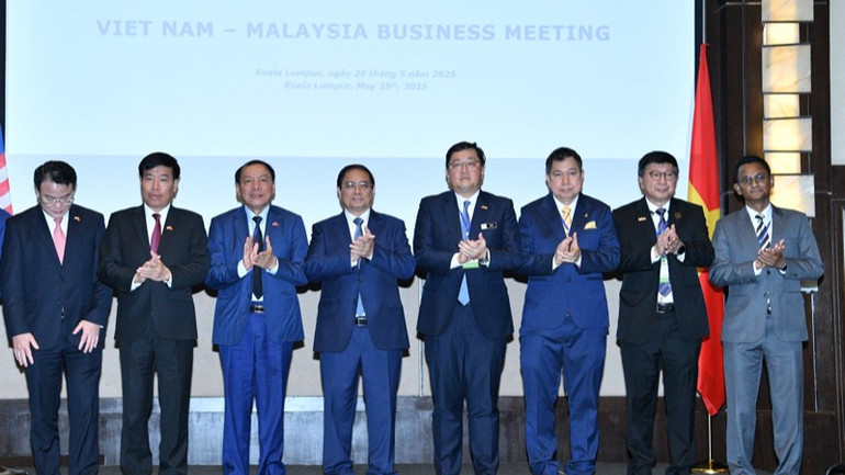 Thủ tướng Phạm Minh Chính với các đại biểu tham dự Chương trình Gặp gỡ doanh nghiệp Việt Nam-Malaysia. (Ảnh: THANH GIANG)