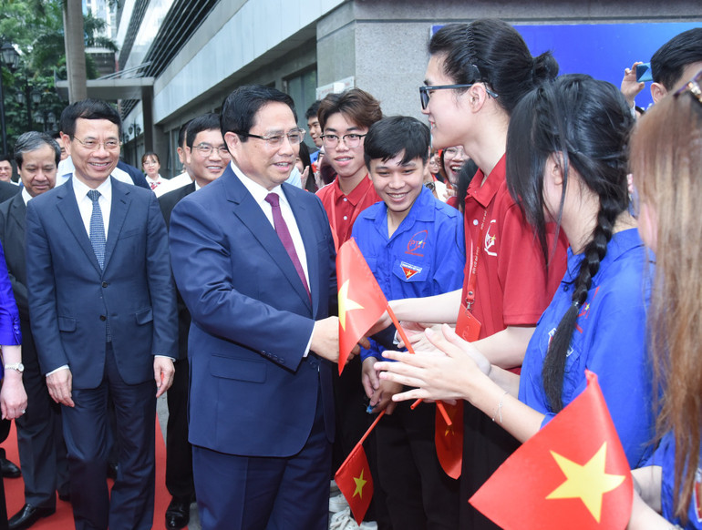 Thủ tướng Phạm Minh Chính với các sinh viên Học viện Công nghệ Bưu chính Viễn thông.