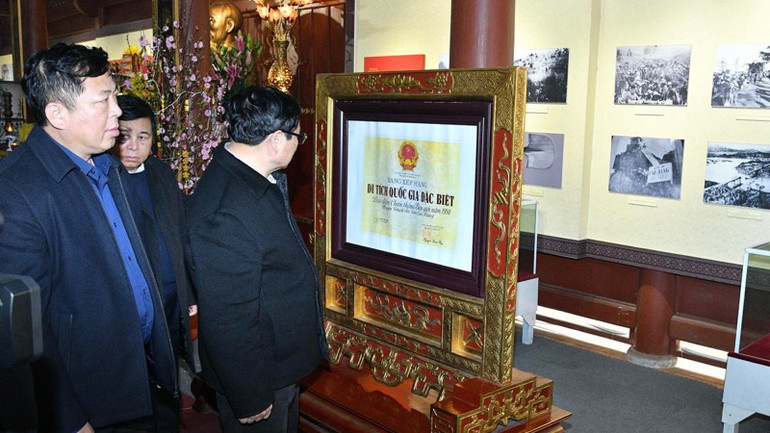 Thủ tướng Phạm Minh Chính thăm quan các tài liệu, hiện vật trưng bày trong Nhà tưởng niệm Chủ tịch Hồ Chí Minh. (Ảnh: THANH GIANG)