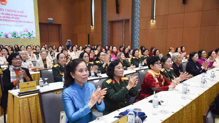 Các nữ đại biểu tham dự cuộc gặp mặt và lễ kỷ niệm. (Ảnh: TRẦN HẢI)