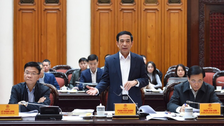 Bộ trưởng Quốc phòng Phan Văn Giang phát biểu ý kiến tại Phiên họp (Ảnh: TRẦN HẢI).