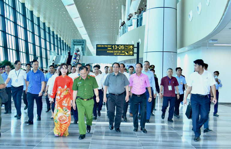 Thủ tướng Phạm Minh Chính thị sát khu phòng chờ ra tàu bay trong Nhà ga hành khách T3. (Ảnh: THANH GIANG)