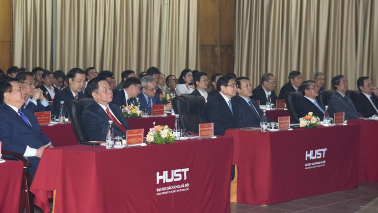 Thủ tướng Phạm Minh Chính và các đồng chí lãnh đạo, đại biểu tham dự buổi lễ (Ảnh: TRẦN HẢI).