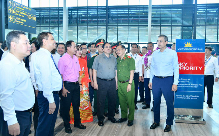 Thủ tướng Phạm Minh Chính nghe giới thiệu về Nhà ga T3-Cảng hàng không quốc tế Tân Sơn Nhất. (Ảnh: THANH GIANG)