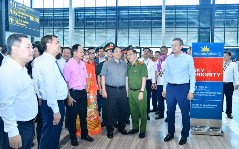 Thủ tướng Phạm Minh Chính nghe giới thiệu về Nhà ga T3-Cảng hàng không quốc tế Tân Sơn Nhất. (Ảnh: THANH GIANG)