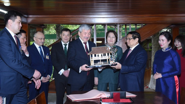 Thủ tướng Phạm Minh Chính tặng Thủ tướng Adylbek Kasymaliev quà lưu niệm là mô hình Nhà sàn Bác Hồ. Thủ tướng Phạm Minh Chính tặng Thủ tướng Adylbek Kasymaliev quà lưu niệm là mô hình Nhà sàn Bác Hồ.