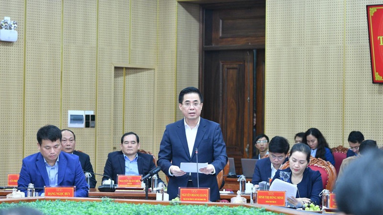 Chủ tịch Ủy ban nhân dân tỉnh Quảng Ngãi Nguyễn Hoàng Giang báo cáo Thủ tướng Chính phủ tại cuộc làm việc. (Ảnh: THANH GIANG)