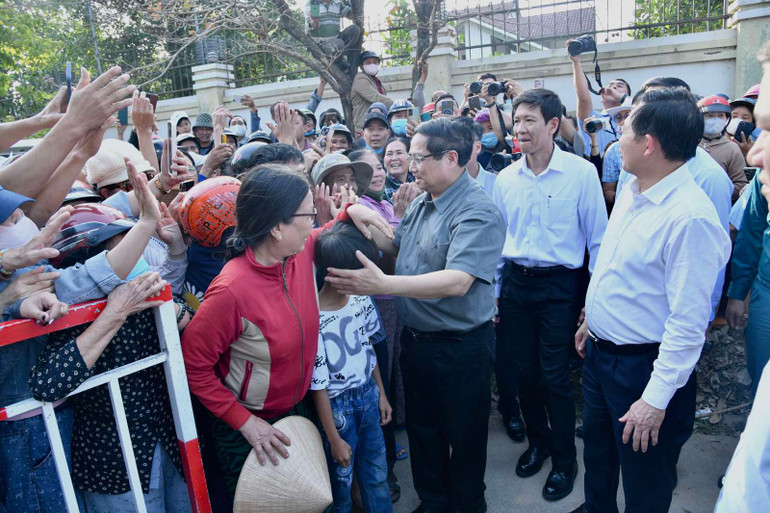 Thủ tướng Phạm Minh Chính ân cần thăm hỏi bà con nhân dân địa phương. (Ảnh: THANH GIANG)