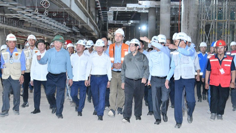 Thủ tướng Phạm Minh Chính đi kiểm tra các hạng mục nhà ga chính (Ảnh: THANH GIANG).