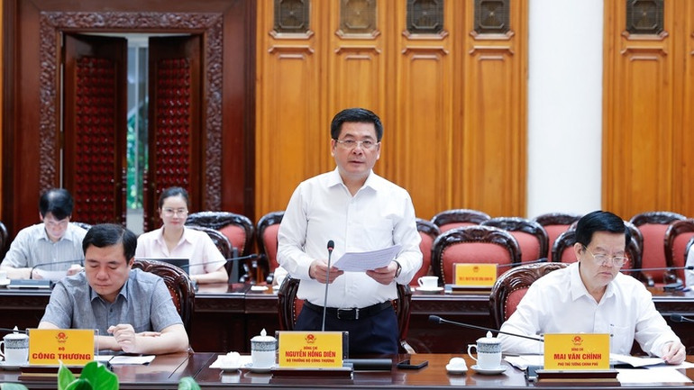 Bộ trưởng Công thương Nguyễn Hồng Diên báo cáo tại cuộc họp (Ảnh: TRẦN HẢI). Bộ trưởng Công thương Nguyễn Hồng Diên báo cáo tại cuộc họp (Ảnh: TRẦN HẢI).
