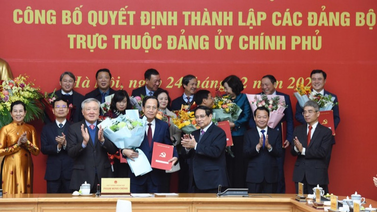 Bí thư Đảng ủy Chính phủ, Thủ tướng Chính phủ Phạm Minh Chính trao Quyết định thành lập cho các Bí thư Đảng uỷ trực thuộc. (Ảnh: TRẦN HẢI)
