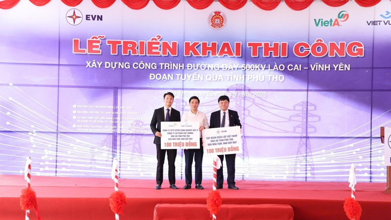 Đại diện EVN và nhà thầu trao ủng hộ tỉnh Phú Thọ góp phần xóa nhà tạm, nhà dột nát. (Ảnh: EVN)